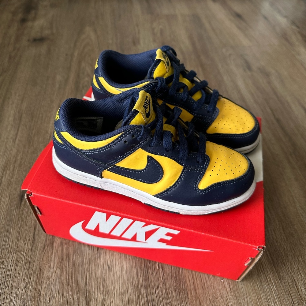 Nike Dunk Low Kids Sneakers Size 1Y – Navy & Yellow Varsity Maize – AS PICTURED